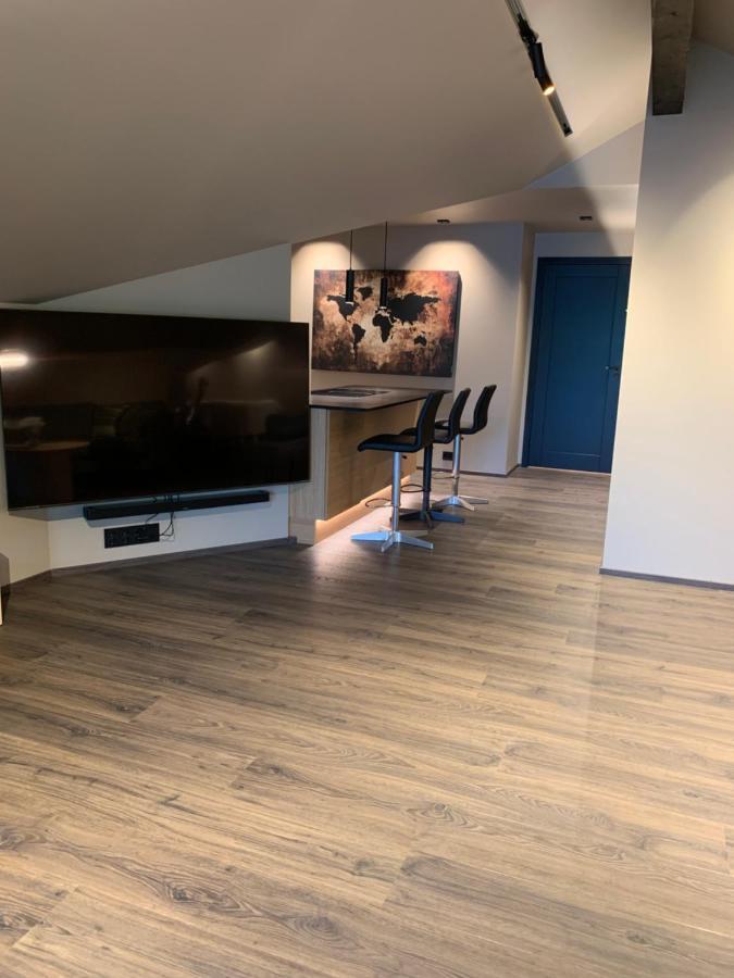 3, Penthouse. Appartement